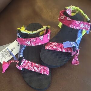 Arizona Love Trekky Sandals Multicolor Bandana NWT Size 7